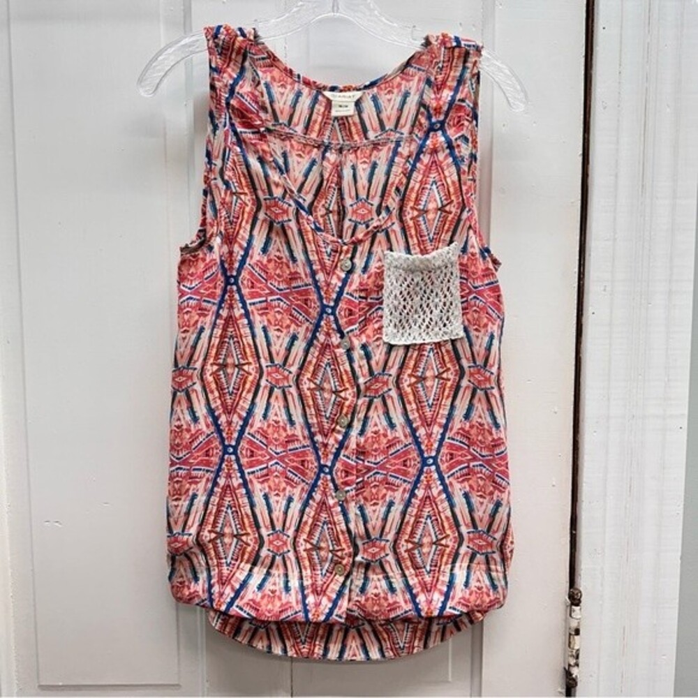 Sleeveless Geometric Print Tank Top with Crochet Pocket - Coral Multi